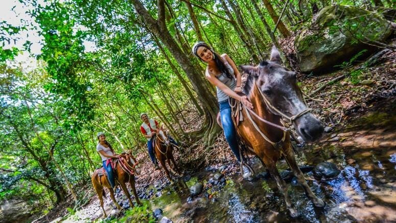 Tirolina, paseo a caballo y aguas termales en Parque Vida Aventura