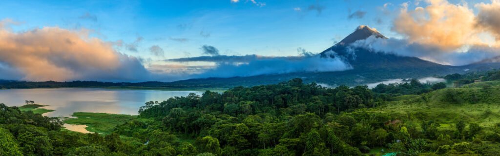 Excursión volcán Arenal aguas termales cena