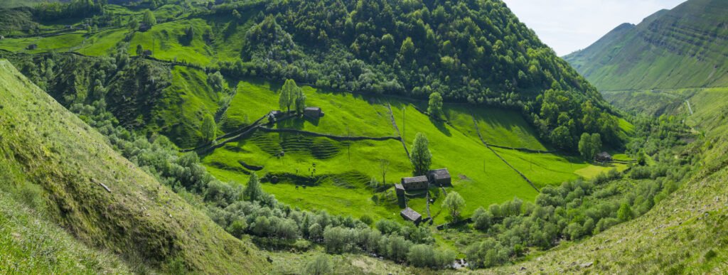 tour cueva monedas castillo valles pasiegos