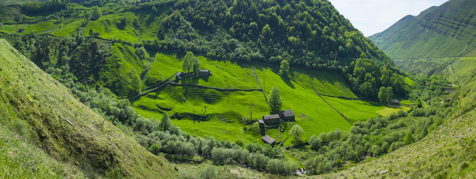 tour cueva monedas castillo valles pasiegos