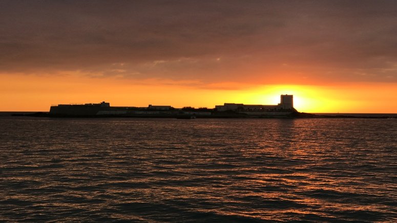 puesta sol catamaran castillo sancti petri